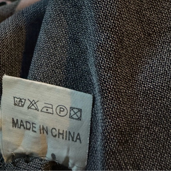 Amazon XL Shirt‎ Top Black Red Paisley Short Sleeve Scoop Neck Silk Embellished - Picture 7 of 7